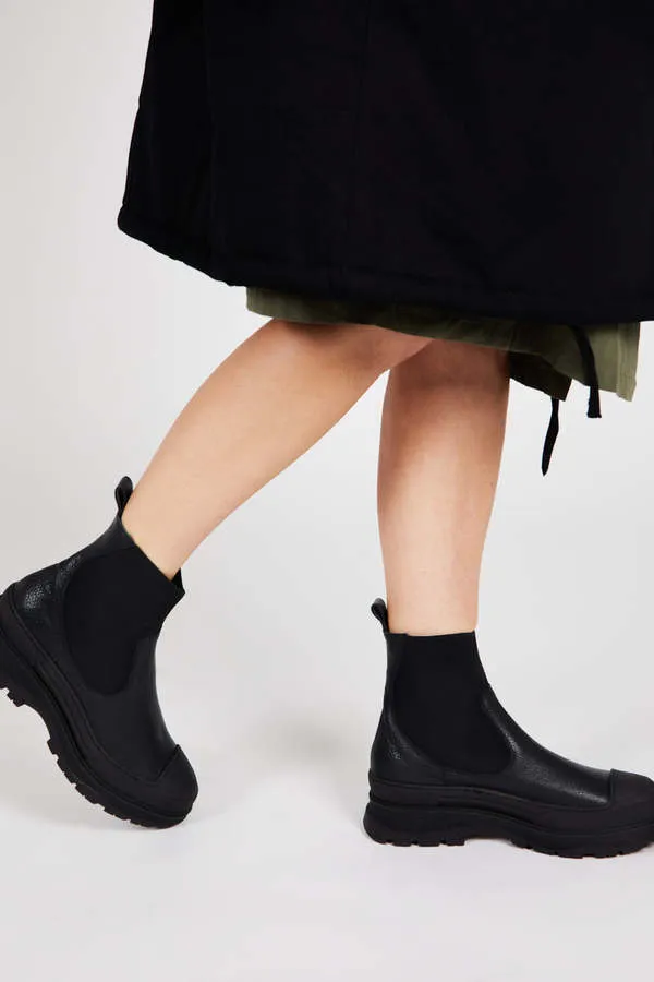 COURT LUG SOLE PLATFORM BOOT - Black